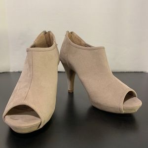Size 8 Madden Girl Nude SuedeOpen-Toe Booties with Tassel Zip Back